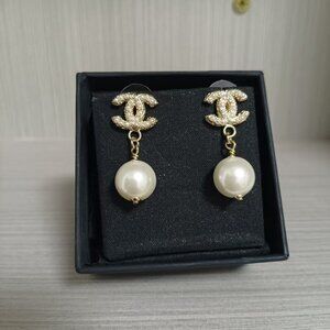 Chanel pearl pendant earrings